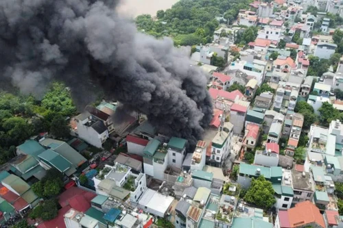 Xử lý nhanh đám cháy nhà dân tại phường Ngọc Thuỵ