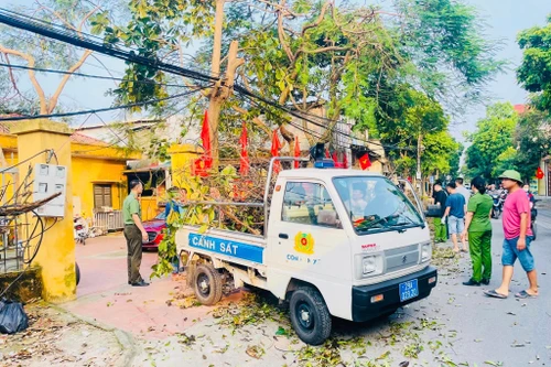 Công an các huyện ngoại thành huy động lực lượng "hồi sinh" môi trường sau bão lũ