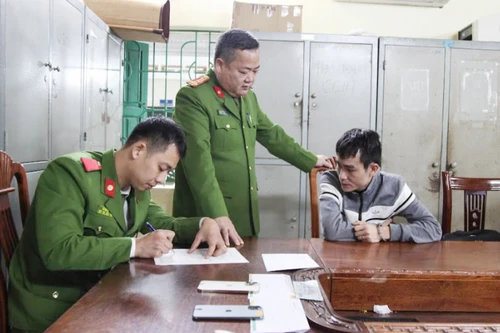 Bắt tên cướp dùng bình xịt hơi cay cướp tài sản