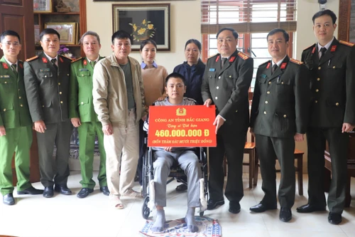 Trao gần 500 triệu đồng hỗ trợ cán bộ bị thương khi thực hiện nhiệm vụ