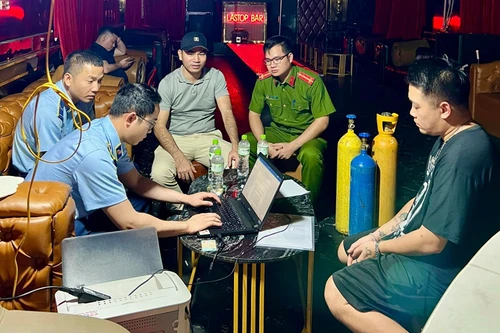 Phát hiện, xử lý quán bar bán bóng cười