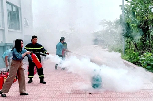 Rèn luyện kỹ năng chữa cháy, thoát nạn cho hơn 300 cán bộ cơ sở giáo dục công lập
