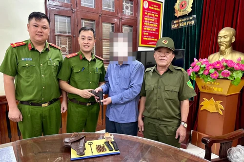 Tiếp nhận khẩu súng quân dụng và hàng chục viên đạn