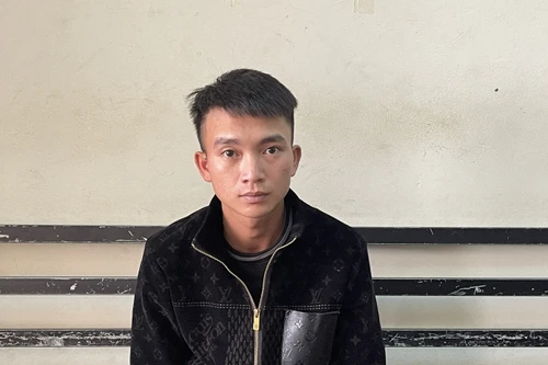 Xông vào tiệm vàng cướp nhẫn rồi bỏ chạy