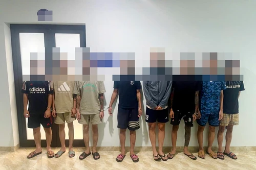 Nhóm đối tượng mang dao kiếm gây náo loạn đường, phố