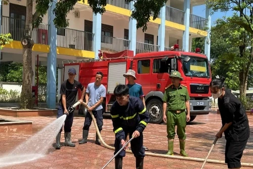 Lực lượng Cảnh sát phòng cháy, chữa cháy hỗ trợ người dân bị ảnh hưởng mưa bão