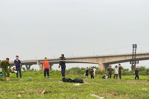 Hai học sinh đuối nước khi bơi sông Hồng
