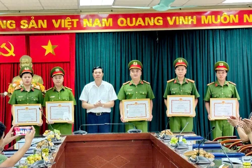 Khen thưởng 11 cá nhân có thành tích đột xuất trong đấu tranh với tội phạm