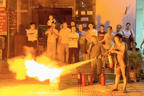 Cư dân Chung cư Đại Thanh học cách thoát nạn, xử lý cháy ban đầu