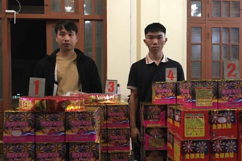 Bắt đối tượng đang trên đường vận chuyển hơn 100 kg pháo 