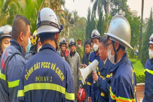 Kịp thời hướng dẫn nhiều người bị nạn trong vụ cháy phòng gom rác ở chung cư