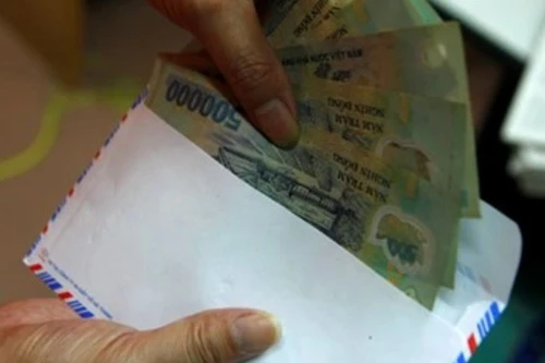 Bắt đối tượng cho vay lãi nặng đang cầm 5 triệu đồng tiền lãi của "con nợ"