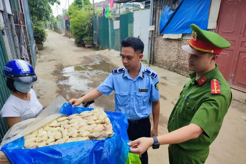 Thu giữ lô mỹ phẩm và thực phẩm trị giá gần 70 triệu đồng