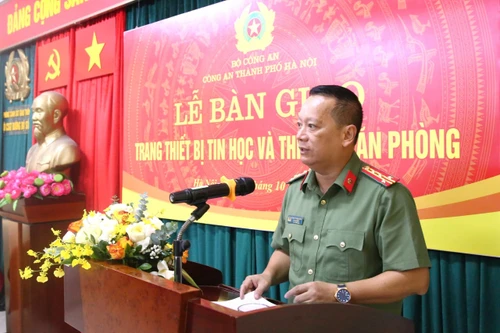 Bàn giao gần 4.500 trang thiết bị tin học, văn phòng cho các đơn vị thuộc Công an thành phố