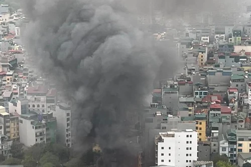 Xử lý nhanh đám cháy khu lán tạm tập kết vật liệu xây dựng