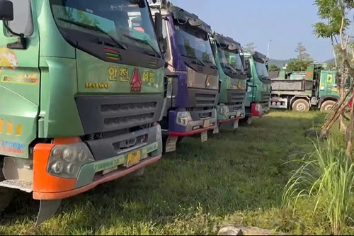 Tạm giữ hàng chục ô tô siêu trọng tải, máy xúc liên quan khai thác, vận chuyển đất trái phép