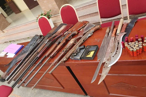 Tiếp nhận nhiều vũ khí, đạn và 5 dao kiếm từ người dân dân giao nộp 