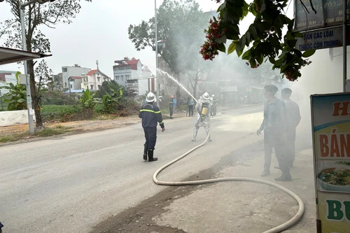 Tổ liên gia phòng cháy xử lý cháy giả định ở cửa hàng tạp hoá