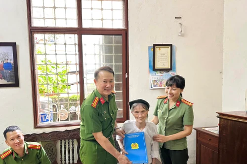 Thăm hỏi, tặng quà tri ân thân nhân liệt sỹ, thương, bệnh binh