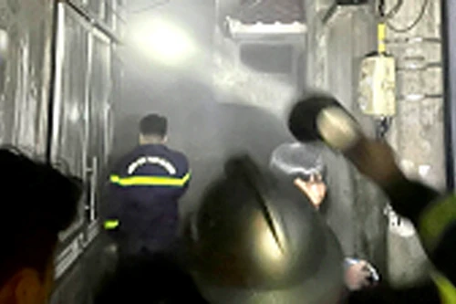 Người dân nhanh chóng dùng bình cứu hỏa ngăn cháy lan