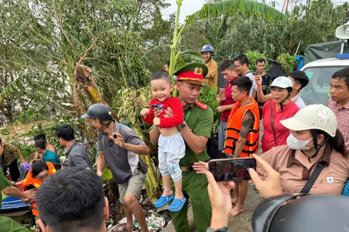 Hơn 100 người dân được Công an phường Tứ Liên di dời đến nơi an toàn