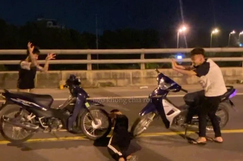 Dừng xe giữa đường chụp ảnh, 3 thanh niên bị xử lý