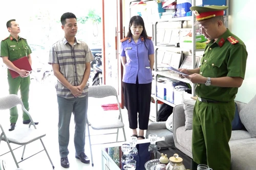 Khởi tố giám đốc làm giả chữ ký