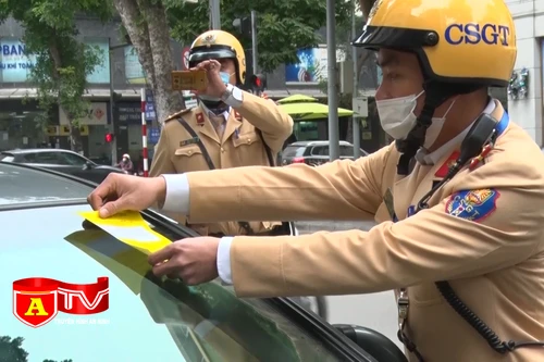 Ngày đầu Hà Nội dán thông báo "phạt nguội" lên kính xe ô tô vi phạm