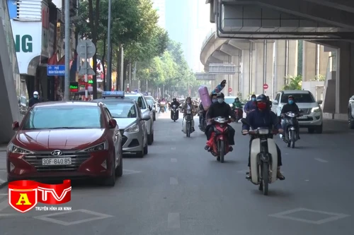 CSGT Hà Nội dán thông báo vi phạm lên xe đỗ trái phép để phạt nguội