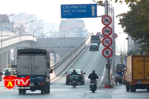 Tràn lan phương tiện thô sơ đi lên tuyến vành đai 2 trên cao