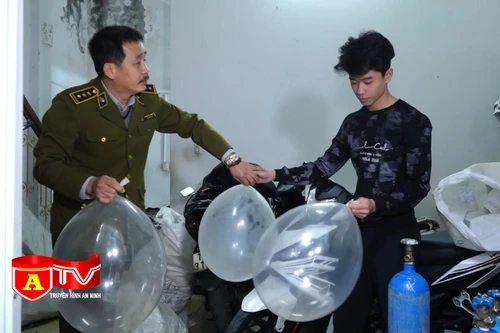 Phát hiện cơ sở kinh doanh thuốc lá điện tử và bóng cười qua mạng