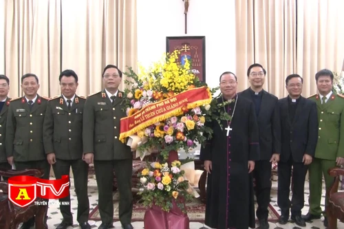 Giám đốc CATP chúc mừng Giáng sinh Tòa Tổng Giám mục Hà Nội