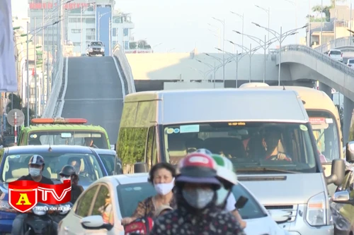 Cứ gặp tắc đường là quay đầu xe đi ngược chiều, văn hóa giao thông xấu xí của nhiều người