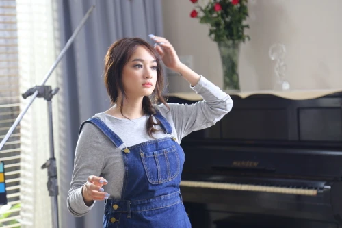 "Em chưa 18" gây tò mò với thông điệp "Trời tính không bằng… gái tính"