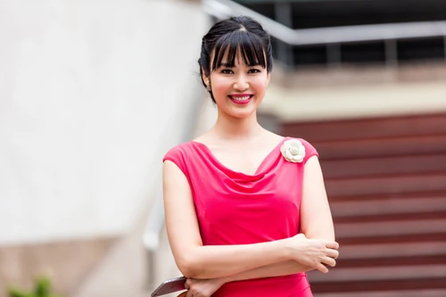 Hoa hậu Thu Thủy đẹp rạng rỡ khi làm MC thời sự