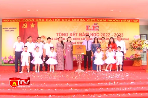 Lễ gắn biển công trình trường mầm non Trung Châu