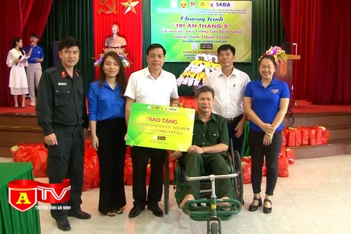 Tặng quà các thương binh tại Trung tâm điều dưỡng Thương binh Thuận Thành, tỉnh Bắc Ninh