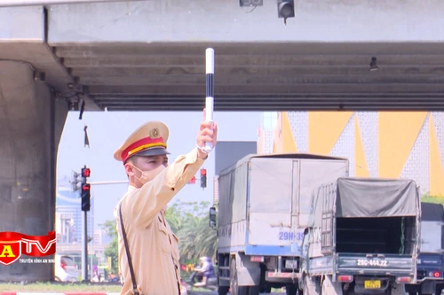 Cảnh sát giao thông nỗ lực làm nhiệm vụ trong nắng nóng