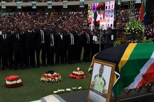 Đám tang của thủ môn Nam Phi đông nghịt người chia buồn