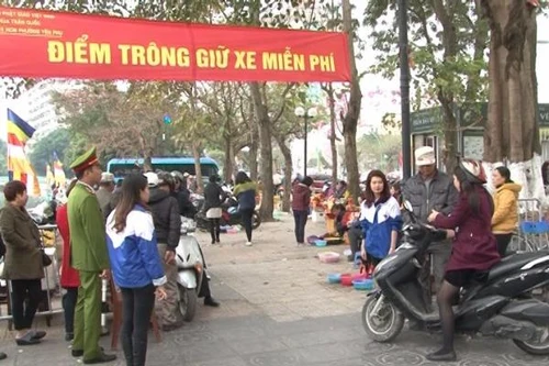 CAQ Tây Hồ đảm bảo ANTT cho nhân dân đi lễ tại chùa Trấn Quốc