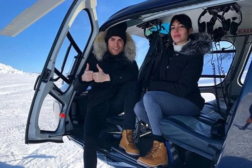 [ẢNH] Ronaldo khoái chí cùng bồ xinh cưỡi trực thăng, du hí núi tuyết