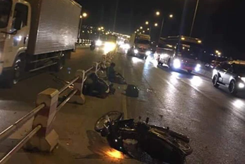 Xe máy lấn làn ô tô trên cầu Thanh Trì, bị xe tải tông 2 thanh niên tử vong