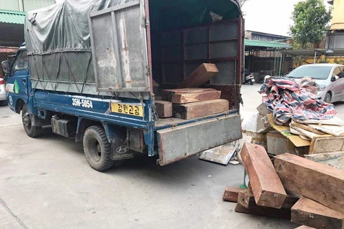 Hà Nội: Nữ tài xế lái xe tải chở đầy gỗ hương không giấy tờ hợp pháp