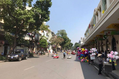 Phạt 200.000 đồng cô gái lừa du khách mua tăm từ thiện ở hồ Gươm