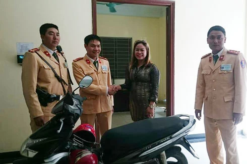 Hà Nội: Phát hiện xe gian, giấy phép lái xe do Phòng CSGT đường thủy cấp!