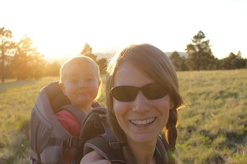 Bé gái 8 tháng tuổi biết trèo tường trước khi biết đi