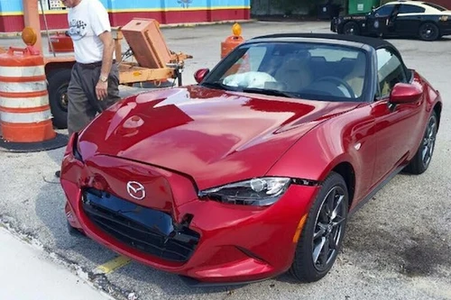 Mazda MX-5 vừa ra khỏi đại lí đã bị đâm "sứt đầu mẻ trán"