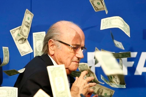 Danh hài Anh ném tiền vào ông Sepp Blatter trong buổi họp báo