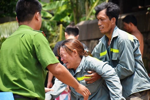 Người mẹ khóc ngất khi con đuối nước, mất tích dưới sông