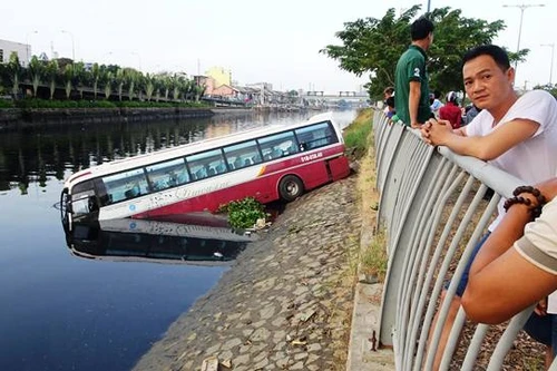 Ô tô khách mất lái "cắm đầu" xuống kênh